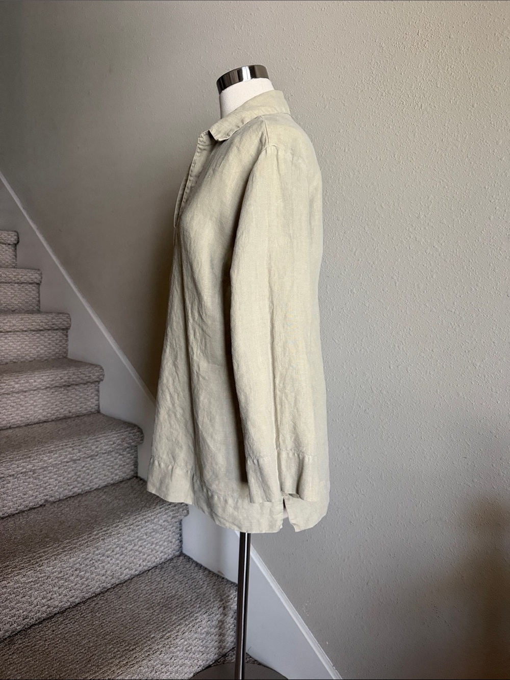 Cut Loose Sz XL Light Sage Linen v-necked Collared Top - Picture 2 of 13